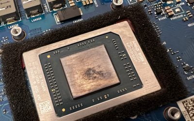 Wypalona dziura w procesorze – Zatkany układ chłodzenia to cichy zabójca laptopa.