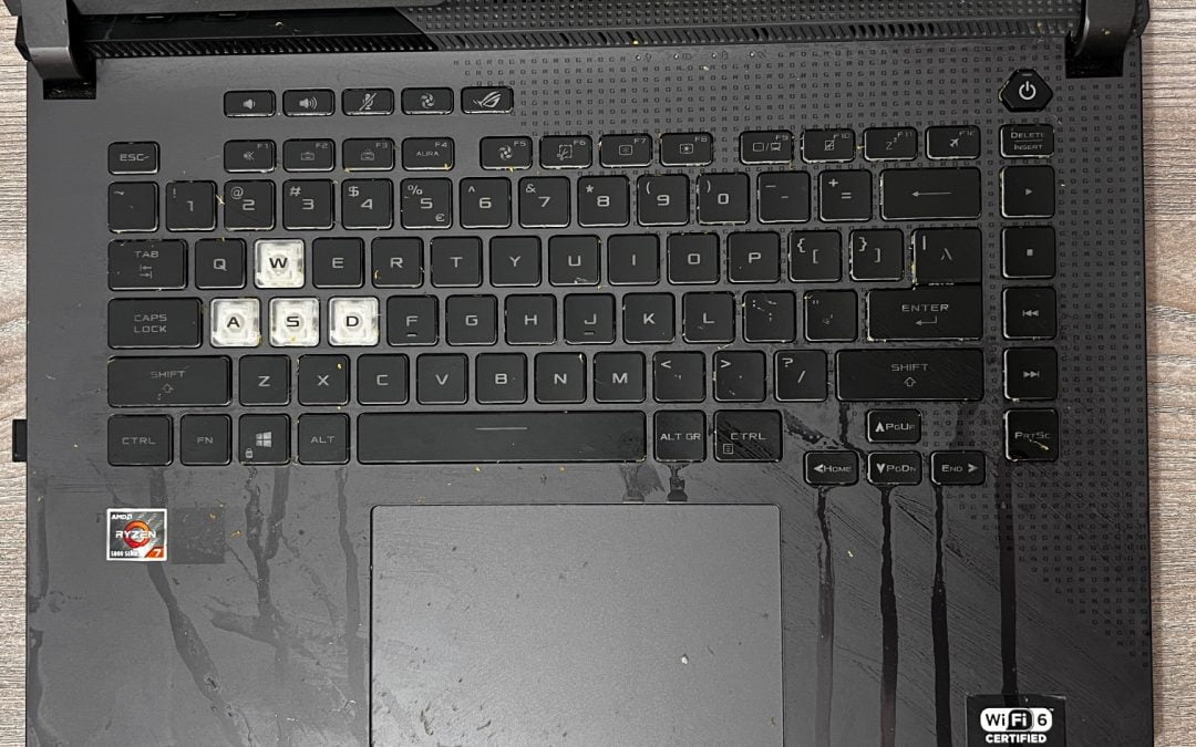 Laptop po zalaniu – Decydujące godziny, a może minuty? Szybki serwis jedynym ratunkiem.