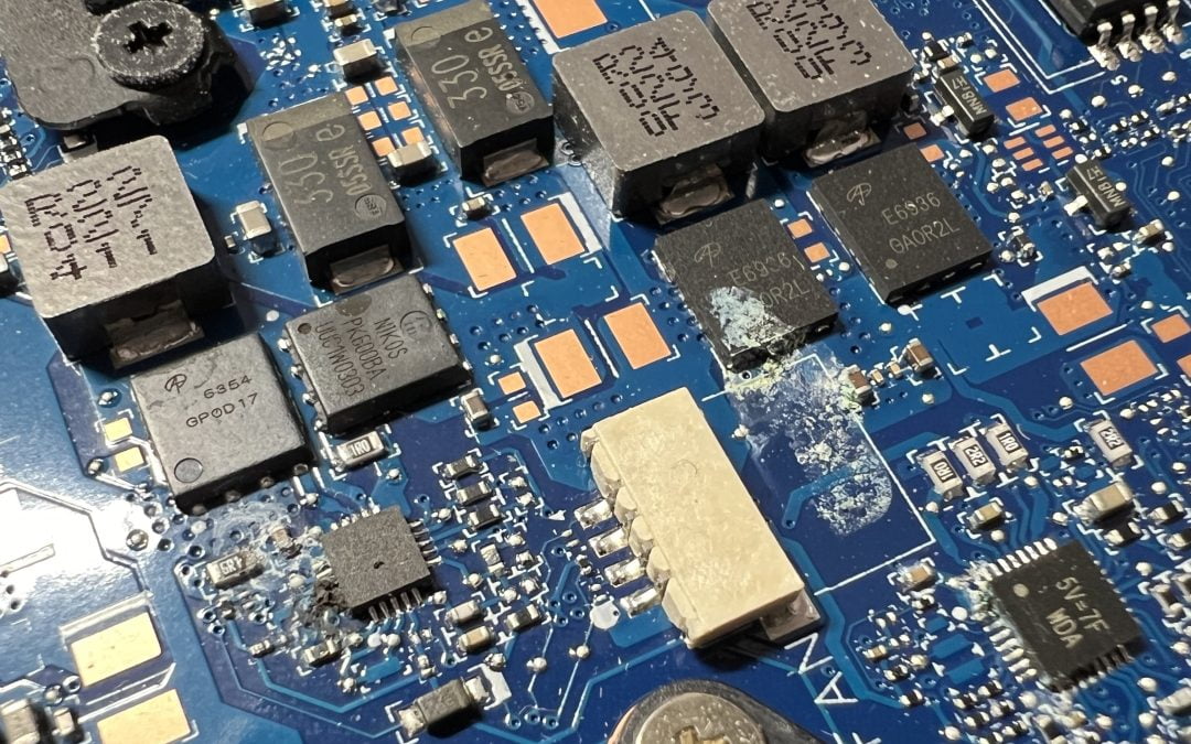 Zalany laptop HP Pavilion. Serwis laptopów MIKROBAJT – historia walki z wodą